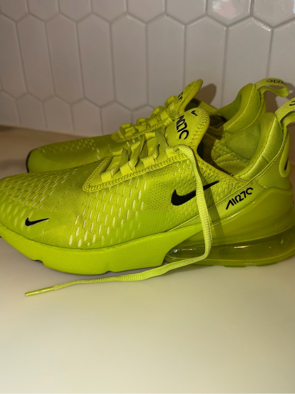 Nike Air Max 270 in Neon Yellow with Black Swoosh - Picture 4 of 9